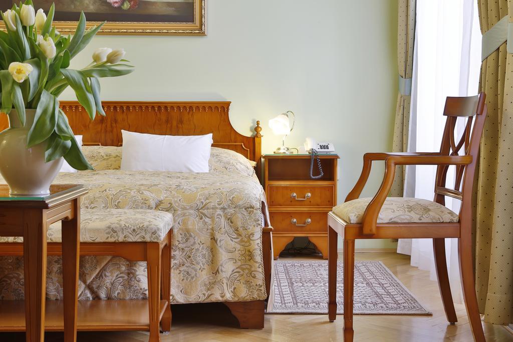 Hotel Kolonada การ์โลวีวารี ภายนอก รูปภาพ