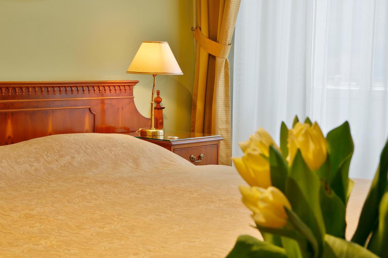 Hotel Kolonada การ์โลวีวารี ภายนอก รูปภาพ